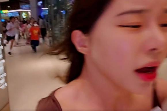 태국에서 총기 난사 사건이 발생한 가운데 아프리카TV BJ 바비지니가 당시 현장을 급박하게 빠져나가는 모습이 공개됐다. [사진=아프리카 TV '바비지니' 영상 캡처]