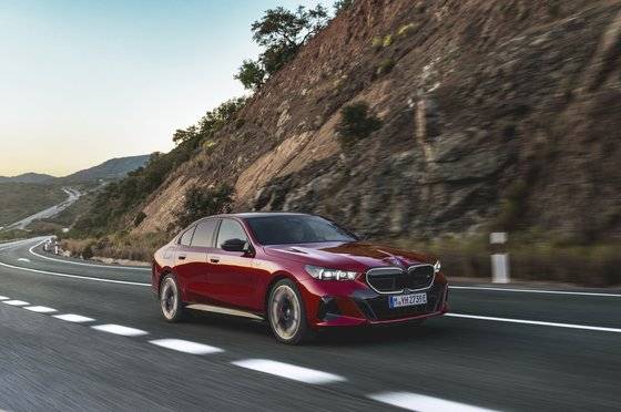 국내 출시를 앞둔 BMW 뉴5시리즈. 사전 예약 고객을 대상으로 각종 혜택을 제공하는 동시에 기존 5시리즈는 1000만원대 할인 프로모션을 진행한다. [사진 각 업체]