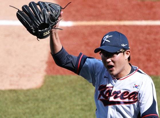 박세웅이 5일 항저우 아시안게임 수퍼라운드 일본전에 선발 등판해 파이팅을 외치고 있다. 연합뉴스