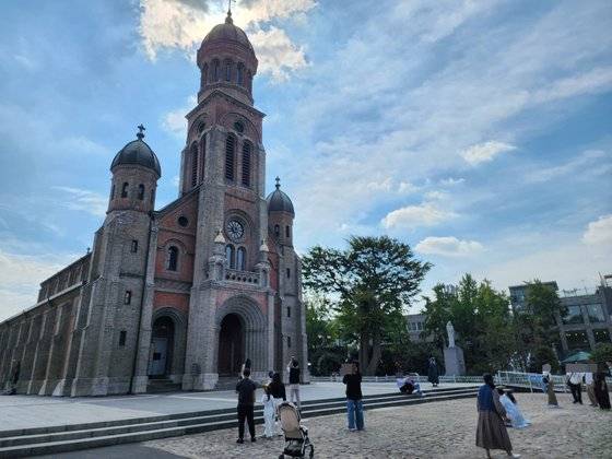 지난 4일 전주 한옥마을 내 전동성당에서 관광객들이 사진을 찍고 있다. 영화 '약속' 촬영지로 유명하다. 전주=김준희 기자