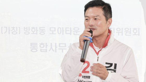 국민의힘 김태우 강서구청장 보궐선거 후보가 5일 강서구 방화동 모아타운 통합추진위 사무실 개소식에서 발언하고 있다. 연합뉴스