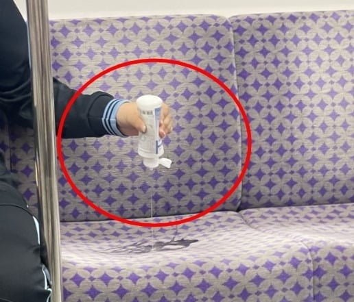 서울 지하철 5호선 좌석에 렌즈 세척액을 뿌리는 여중생의 모습. / 사진=온라인 커뮤니티