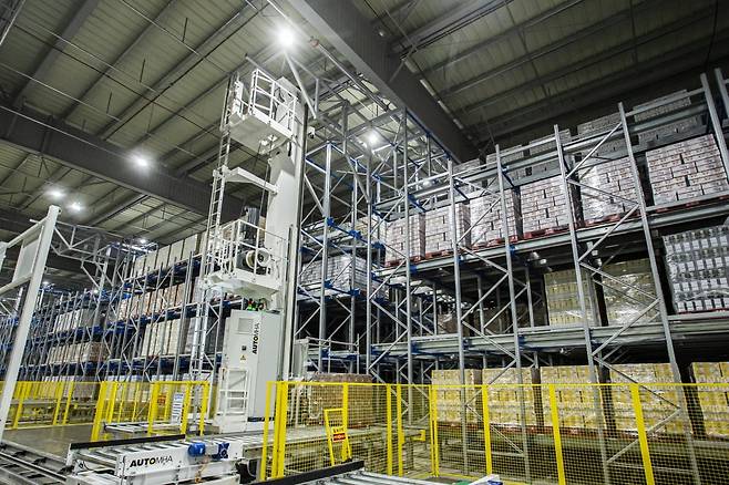 연세유업 아산 자동화창고 내부 모습. 연세유업 제공