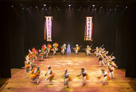A traditional performance of nongak, or farmer's performance [NATIONAL MUSEUM OF KOREA]