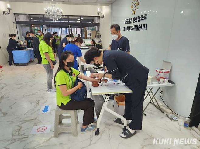 밀양시 외국인 계절근로자가 입국 후 마약검사, 건강검진 등을 받고 있다.