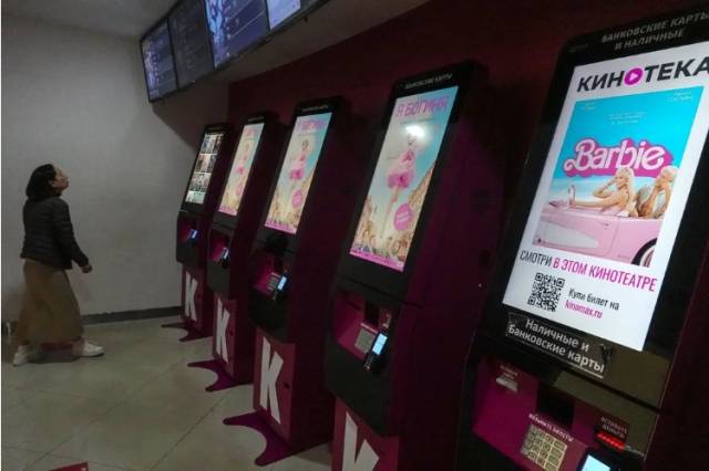 러시아 모스크바 시내의 한 영화관에서 미국 할리우드 영화 '바비'를 홍보하고 있다. EPA연합뉴스