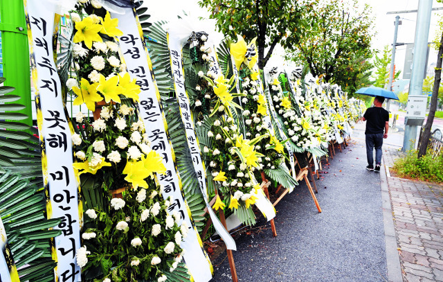 숨진 대전 초등학교 교사 A씨는 2019년 친구 뺨을 때린 학생을 지도한 행위 때문에 학교폭력대책자치위원회가 소집되는 일까지 겪어야 했다.  이 교사가 근무했던 학교에는 추모 화환이 놓였다. 대전=김지훈 기자