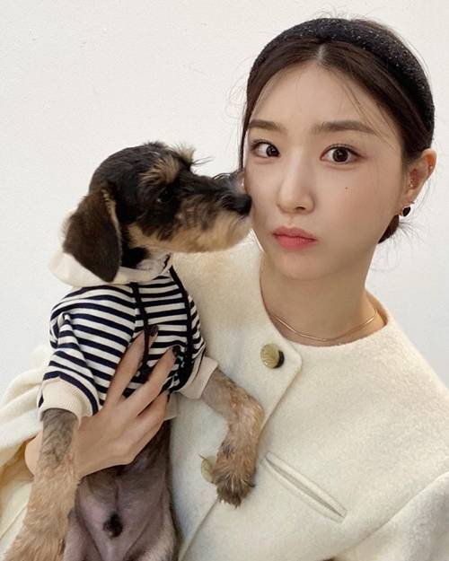 브브걸 유나가 펫터뷰를 진행했다. 사진=유나