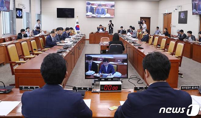 조승래 국회 과방위 안조위원장이 19일 서울 여의도 국회에서 열린 과학기술정보방송통신위원회 안건조정위원회를 주재하고 있다. /사진=뉴스1