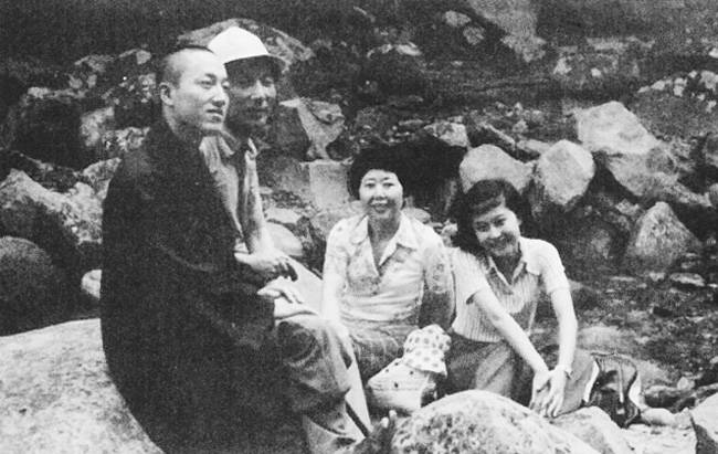 내가 여고생 때 아버지(왼쪽 두 번째)와 함께 찍은 사진. 맨 왼쪽이 대흥사 도수 스님, 내 옆이 어머니 최미나 소설가.