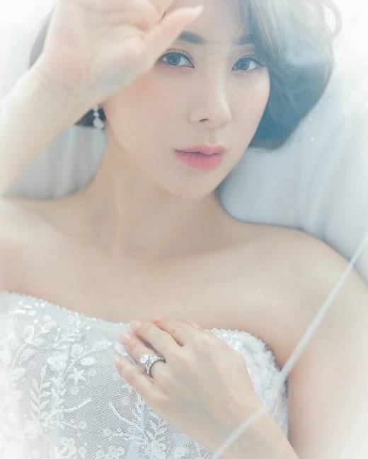 그룹 쥬얼리 출신 가수 서인영 웨딩화보. / 서인영