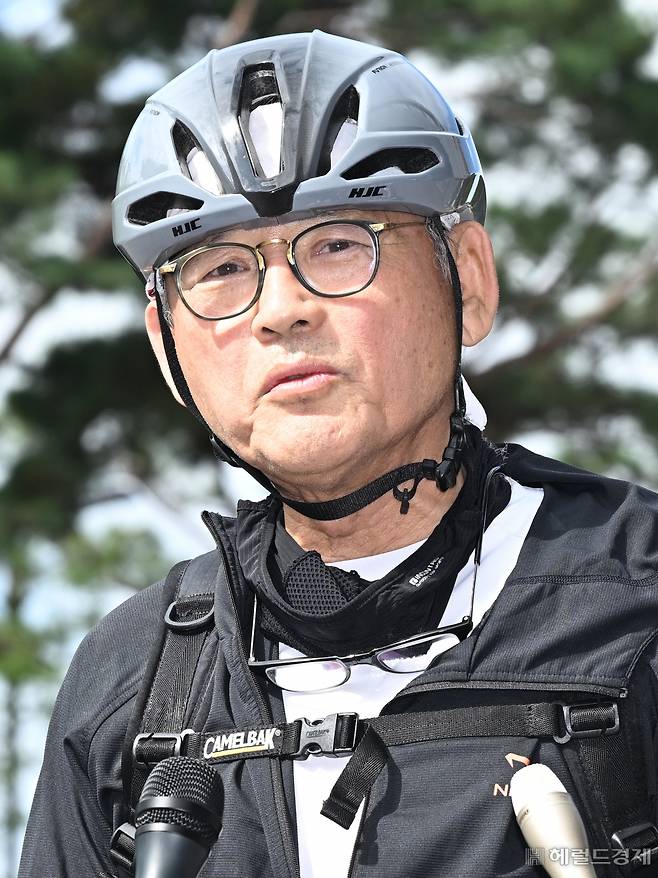 유인촌 문화체육관광부 장관 후보자가 14일 서울 종로구 모처에 마련된 인사청문회 준비 사무실로 첫 출근을 하며 취재진의 질의에 답하고 있다. 임세준 기자