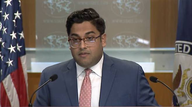 [서울=뉴시스]베단트 파텔 미 국무부 수석부대변인은 4일(현지시간) 정례브리핑에서 관련 질문에 "과거에도 여러번 말씀드린 것처럼 우리는 북한을 향해 어떠한 적대감도 갖고 있지 않다"고 말했다. (사진=미 국무부 브리핑 캡쳐). 2023.10.05 *재판매 및 DB 금지