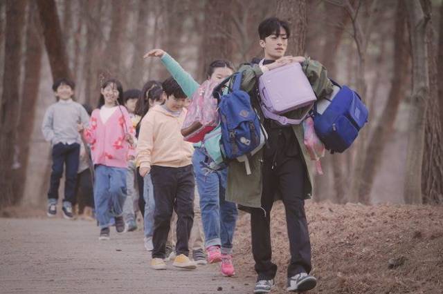 ▲드라마 <이상한 변호사 우영우> 스틸컷. 해당 회차에선 배우 구교환이 '어린이 해방군 총사령관'을 자처하는 극중 인물 방구뽕을 연기했다. ⓒ에이스토리·KT스튜디오지니·낭만크루