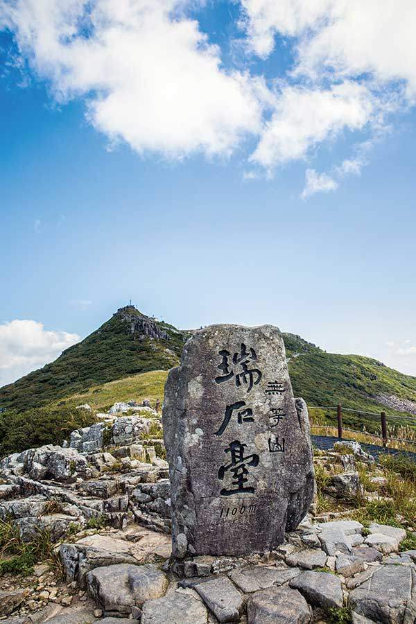 서석대에서 찍은 인왕봉. 양헌삼 계장은 "군사시설 촬영이 불법이라&nbsp;이렇게 정상석으로 시설을 가리고 찍는 게 팁"이라고 했다.