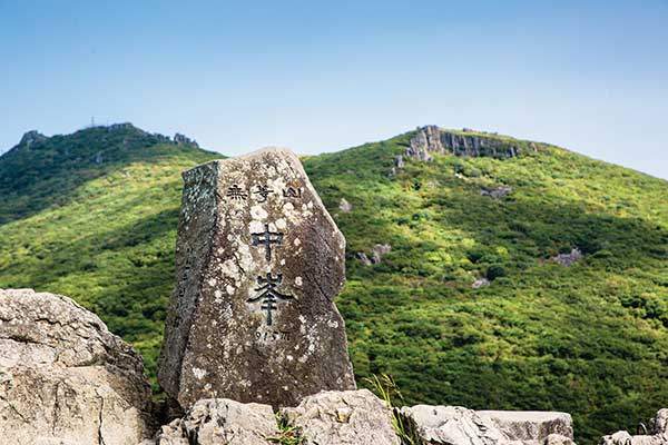 자그마한 중봉 정상석. 젊은 호남 산꾼들의 인기 인증샷 명소라고 한다.