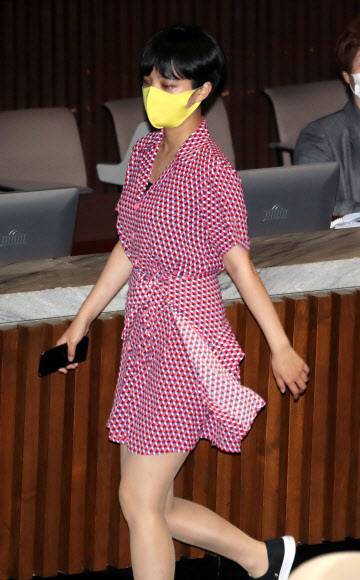 지난 2020년 8월 4일 정의당 류호정 의원이 서울 여의도 국회에서 열린 본회의에서 회의장을 나가고 있다. 뉴시스