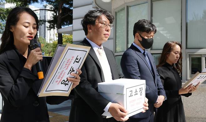 악성민원 등으로 인한 고통을 호소하다 극단 선택한 대전 교사의 유족과 변호인, 교사노조 관계자가 10월5일 대전경찰청에 가해 학부모들과 당시 학교 관리자들에 대한 고소장을 제출하면서 기자화견을 열고 있다. ⓒ 연합뉴스