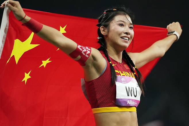▲ 항저우 아시안게임 여자 육상 100m 허들 결승전에서 실격 처리된 우옌니 ⓒ연합뉴스/신화