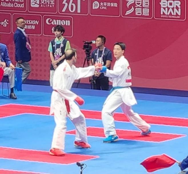 경기 치르는 가라테 국가대표 피재윤(오른쪽) (항저우=연합뉴스) 김경윤 기자 = 가라테 국가대표 피재윤(오른쪽)이 5일 중국 항저우 린핑 스포츠센터 체육관에서 열린 가라테 구미테 남자 75㎏급 16강에서 이란의 바흐만 아스가리와 경기를 치르고 있다. 2023.10.5. cycle@yna.co.kr