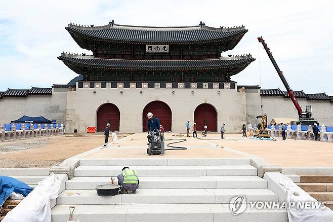 윤곽 드러난 광화문 월대 (서울=연합뉴스) 김주성 기자 = 3일 서울 종로구 경복궁 광화문에서 복원 공사가 한창인 월대가 윤곽을 드러내고 있다. 2023.10.3 utzza@yna.co.kr