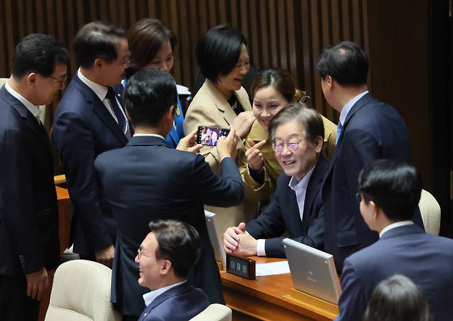 이재명 더불어민주당 대표가 6일 국회에서 열린 본회의에서 의원들과 사진을 찍고 있다. 이 대표는 채상병 특검법 패스트트랙 표결 참여를 위해 국회 본회의에 참석했다.(사진=연합뉴스)