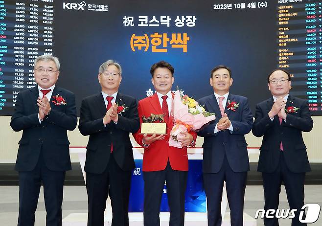 4일 오전 서울 영등포구 한국거래소에서 열린 한싹 코스닥시장 상장기념식에서 채남기 한국IR협의회 회장(왼쪽부터), 홍순욱 한국거래소 코스닥시장본부장, 이주도 한싹 대표이사, 김성현 KB증권 대표이사, 강왕락 코스닥협회 부회장이 기념촬영을 하고 있다. (한국거래소 제공) 2023.10.4/뉴스1