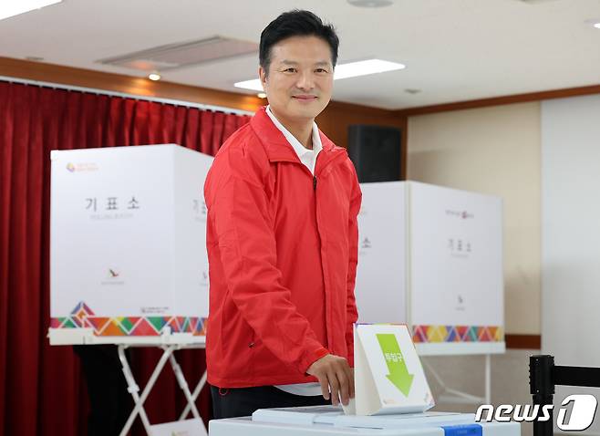 김태우 국민의힘 강서구청장 보궐선거 후보가 6일 오후 서울 강서구 발산1동 주민센터에 마련된 사전투표소에서 투표를 하고 있다. 2023.10.6/뉴스1 ⓒ News1 김성진 기자