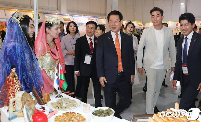 김영록 전라남도지사가 6일 오후 여수세계박람회장에서 남도의 맛! 세계를 잇다!를 주제로 열린 제29회 국제남도음식문화큰잔치에서 국제 음식 전시관을 둘러보고 있다.(전남도 제공) 2023.10.6/뉴스1