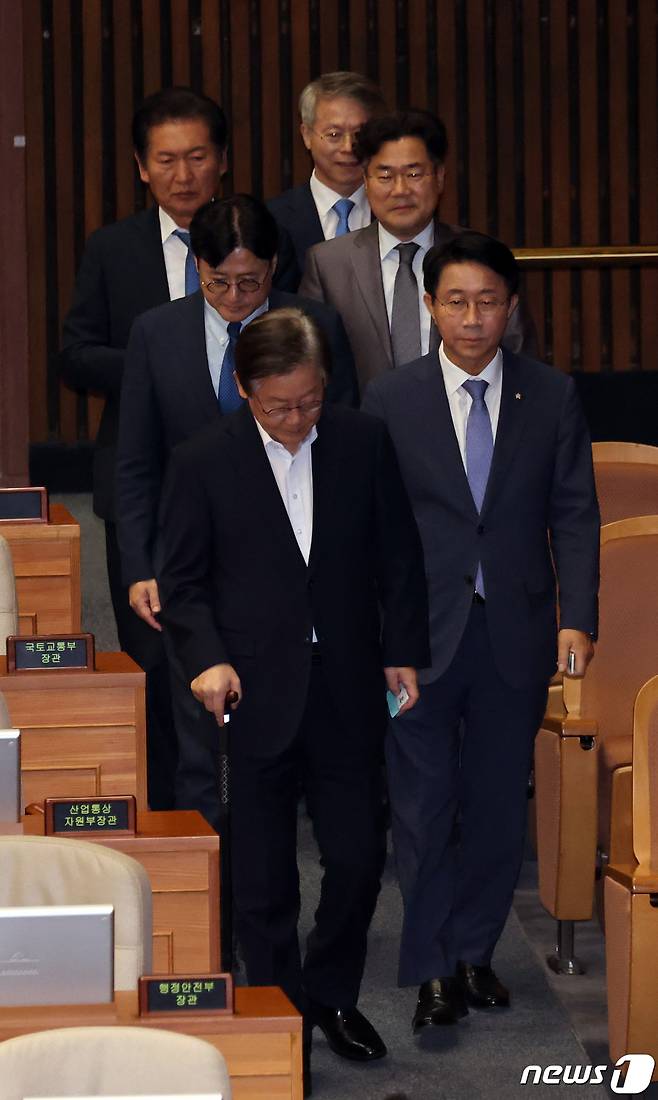 이재명 더불어민주당 대표가 6일 오후 서울 여의도 국회에서 열린 제410회 국회(정기회) 제9차 본회의에 참석, 순직 해병 수사 방해 및 사건 은폐 등의 진상규명을 위한 특별검사의 임명 등에 관한 법률안에 대한 신속처리안건(패스트트랙) 지정동의의 건 투표를 위해 이동하고 있다. 2023.10.6/뉴스1 ⓒ News1 황기선 기자