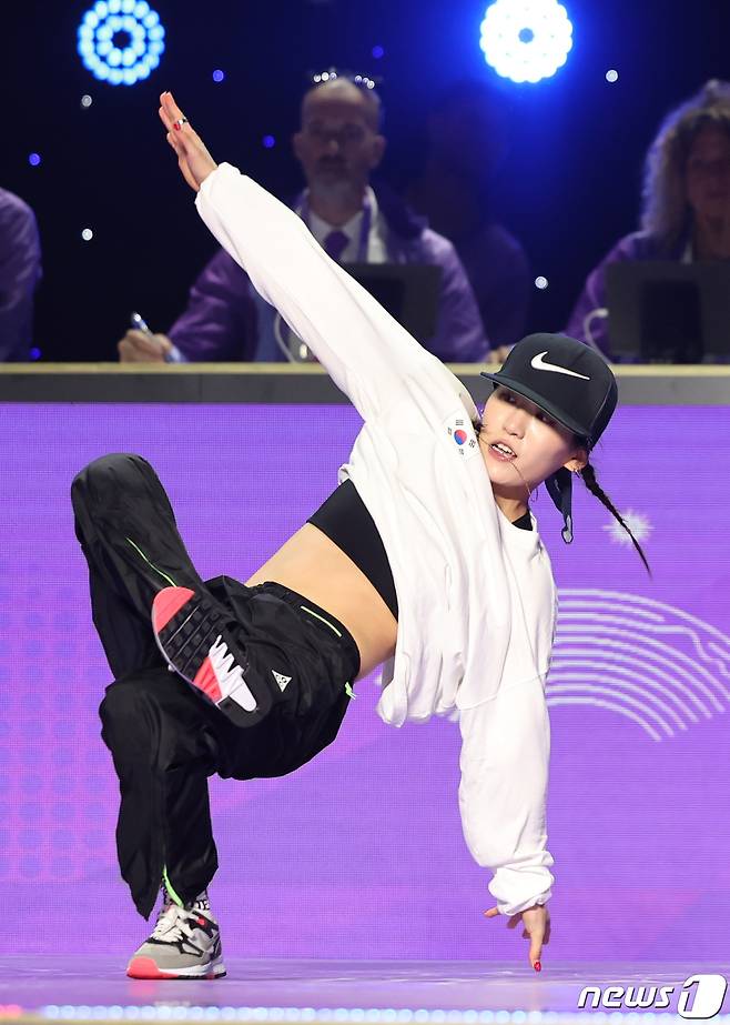 6일 오후 중국 항저우 궁수 캐널 스포츠파크 체육관에서 열린 2022 항저우 아시안게임 브레이킹 프리셀렉션에서 대한민국 프레시벨라(전지예)가 무대를 선보이고 있다. 2023.10.6/뉴스1 ⓒ News1 민경석 기자