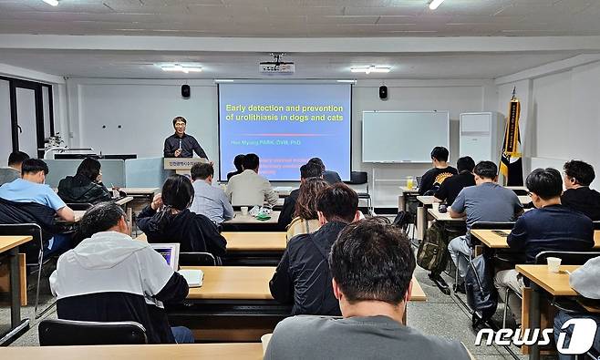 박희명 건국대학교 교수가 6일 인천 남동구 인천시수의사회 세미나실에서 수의사 대상 강의를 하고 있다. ⓒ 뉴스1 최서윤 기자