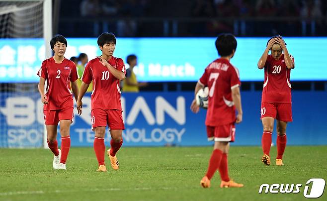 일본에 패해 은메달에 그친 북한 여자 축구. ⓒ 로이터=뉴스1