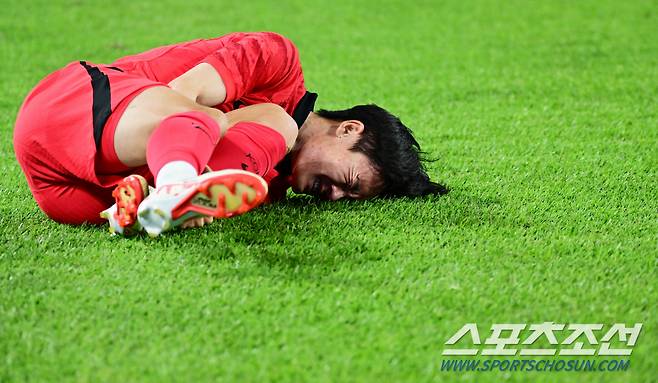 4일 중국 항저우 황룽스포츠센터스타디움에서 대한민국 축구대표팀과 우즈베키스탄의 준결승전 경기가 열렸다. 우즈벡 파울에 쓰러진 엄원상. 항저우(중국)=송정헌 기자songs@sportschosun.com/2023.10.04/