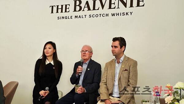'발베니 헤리티지 전시' 행사에서 발베니 전 몰트 마스터 데이비드 스튜어트(가운데)와 글로벌 앰버서더 찰리(오른쪽), 발베니코리아 김미정 앰버서더가 기자들의 질문에 답하고 있다. ⓒ임현지 기자