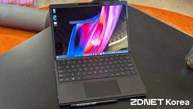 무선 키보드를 올려 12.3인치 노트북 형태로 설정한 스펙터 폴더블. (사진=지디넷코리아)