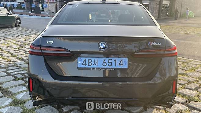 BMW i5 M60 뒷모습 (사진=조재환 기자)