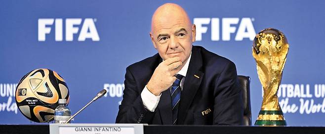 괜찮은 결정이었어? - 4일(현지 시각) 스위스 취리히에서 열린 FIFA(국제축구연맹) 평의회에서 잔니 인판티노 FIFA 회장이 2030년 월드컵 개최지 발표를 앞두고 앉아 있다. /로이터 연합뉴스