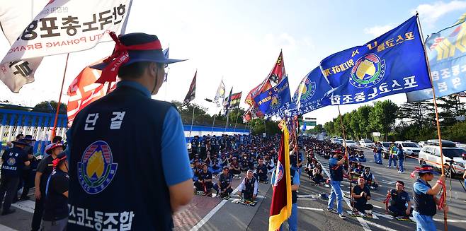 한국노총 금속노련 포스코노동조합은 지난달 7일 오후 포스코 포항제철소 본사 앞에서 사측과 임단협 결렬에 따른 쟁의대책위원회(쟁대위) 출범식을 개최했다. 쟁대위 출범식에 참석한 김동명 한국노총 위원장과 노조원들이 구호를 외치고 있다./뉴스1