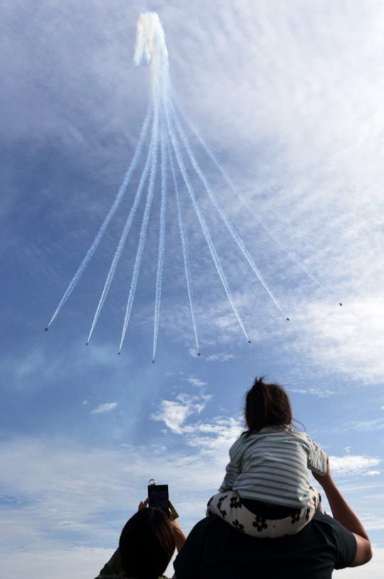 2023 계룡군(軍)문화축제 개막 첫날인 6일 행사장을 찾은 관람객이 특수비행팀인 블랙이글스의 에어쇼를 관람하고 있다. 사진=계룡시 제공