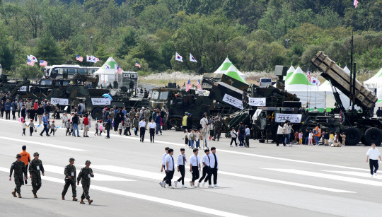 6일 개막한 2023 계룡군(軍)문화축제 행사장 내 무기 전시 모습. 사진=계룡시 제공