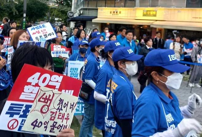 더불어민주당 집중유세를 보기 위한 인파가 5일 오후 서울 강서구 발산역 인근으로 모여들고 있다. ⓒ데일리안 김은지 기자