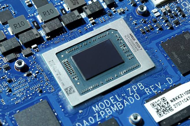 에이서 스위프트 엣지 16에 탑재된 AMD 라이젠 7 7840U 프로세서 / 출처=IT동아