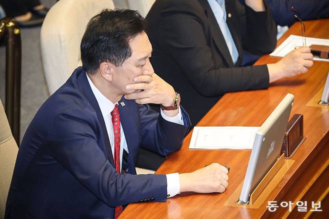 6일 국민의힘 김기현 대표가 본회의장에서 굳은 표정으로 단말기를 보고 있다. 박형기 기자 oneshot@donga.com