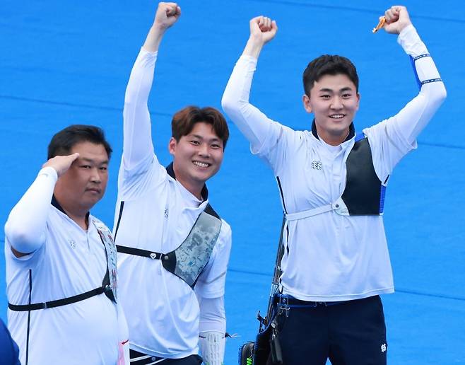 환호하는 남자 양궁팀 (항저우=연합뉴스) 홍해인 기자 = 6일 중국 항저우 푸양 인후 스포츠센터에서 열린 2022 항저우 아시안게임 양궁 리커브 남자 단체전 결승, 인도와의 경기에서 금메달을 획득한 김제덕, 이우석, 오진혁이 기뻐하고 있다. 2023.10.6 hihong@yna.co.kr (끝)