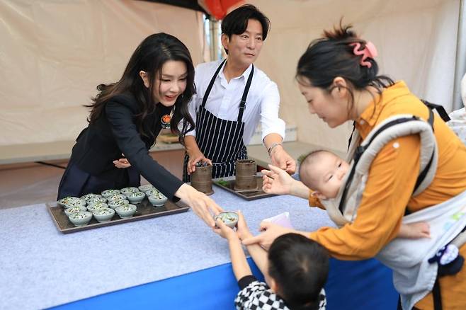 김건희 여사가 6일 오후 제주 서귀포항에서 열린 제4회 서귀포 은갈치 축제 개막식에 참석해 강레오 쉐프와 시민들에게 시식용 은갈치회를 나눠주고 있다. (대통령실 제공) /사진=뉴스1화상