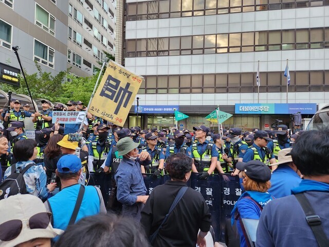 이재명 더불어민주당 대표의 체포동의안이 국회에서 가결된 지난달 21일 오후 6시, 서울 여의도 민주당사 앞에 지지자들이 결집해 체포동의안 가결에 항의하고 있다. 고병찬 기자