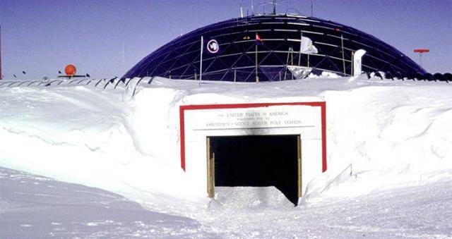 2000년 로드니 마크스(당시 32세)가 숨졌을 무렵, 여름철 남극 아문센-스콧 기지 입구의 모습. 당시 이 기지는 반원 형태를 띠고 있는 탓에 '돔(Dome)'이라고 불렸다. 미국 국립과학재단(NSF)은 마크스 사망 3년 후 기지를 전면 재건축했고, 2009년 돔을 해체했다. 위키피디아 캡처