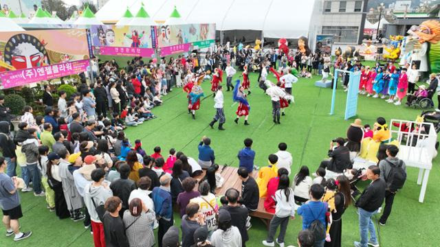 신명과 흥으로 모인 안동국제탈춤축제 공연장에 시민들과 관광객들이 어우러져 축제를 즐기고 있다. 안동시 제공