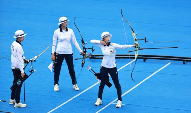 한국 여자 양궁대표팀 최미선(오른쪽 첫 번째)이 6일 중국 항저우 푸양 인후 스포츠센터에서 열린 2022 항저우 아시안게임 양궁 리커브 여자 단체전 결승에서 활시위를 당기고 있다. 항저우=연합뉴스